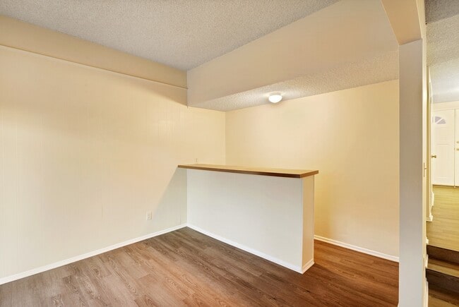 Building Photo - Charming Single-Story Pool Home in Prime Northridge Location