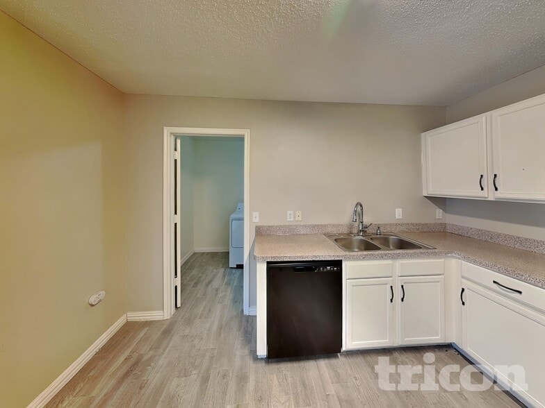 Building Photo - 210 Vivian Dr