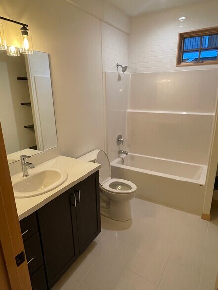 Building Photo - 533 4th Ave SW