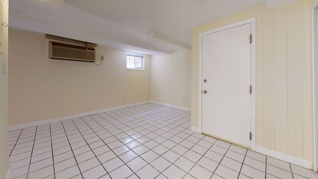 Building Photo - MacArthur Blvd Studio Apartment W/Off Stre...