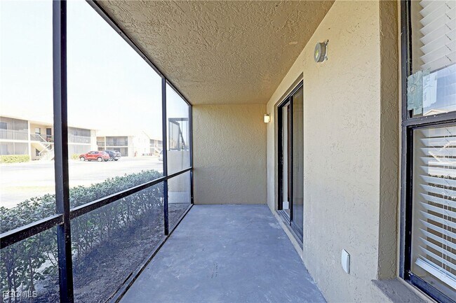 Building Photo - 5331 Summerlin Rd