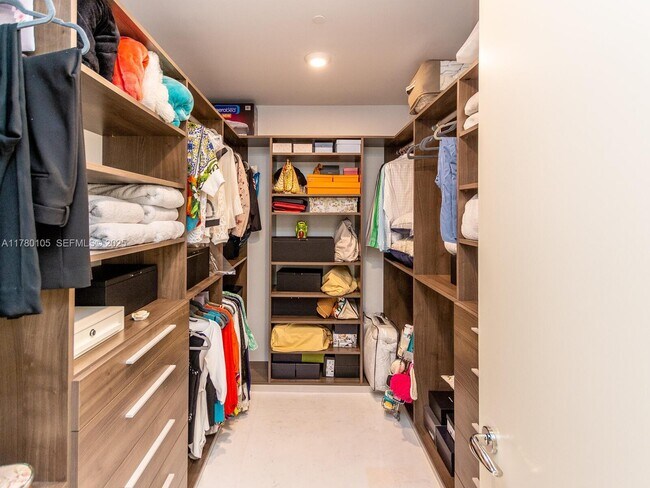 Building Photo - 16901 Collins Ave