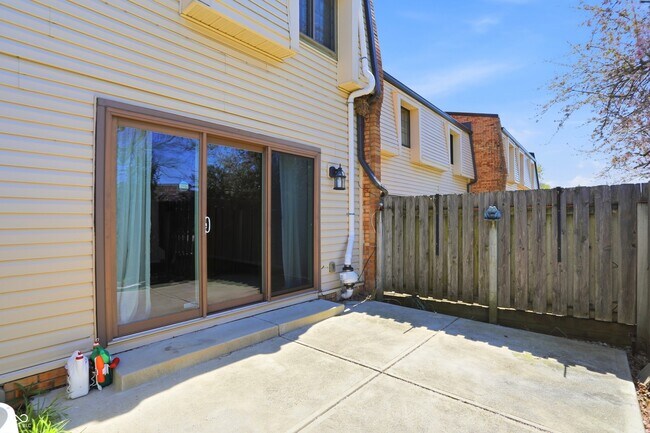 Building Photo - 4 Druid Hill Ct