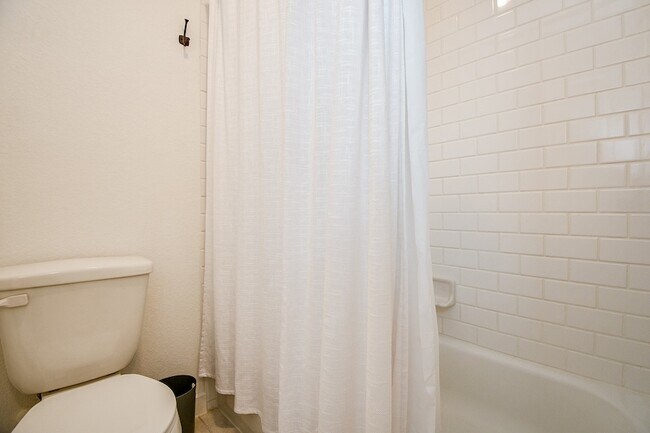 Building Photo - 943 Malibu Shr Ln