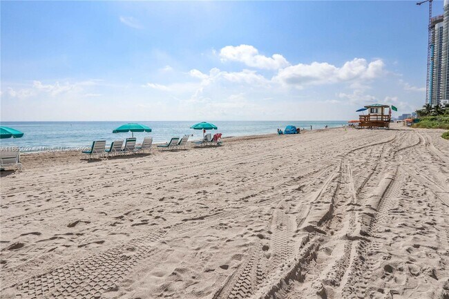 Building Photo - 16500 Collins Ave