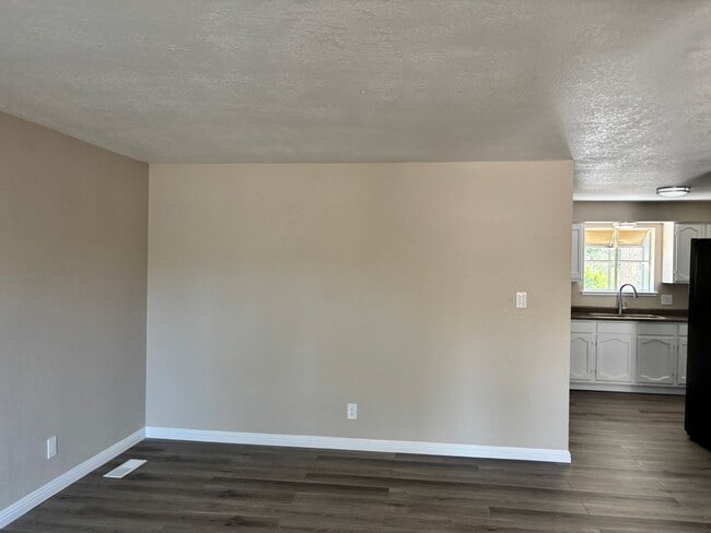 Building Photo - COMPLETELY REMODELED - THIS ONE WON'T LAST...