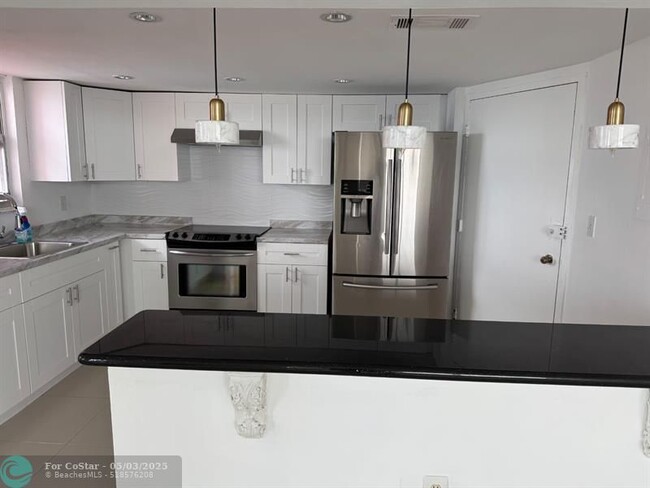 Building Photo - 1301 NE Miami Gardens Dr