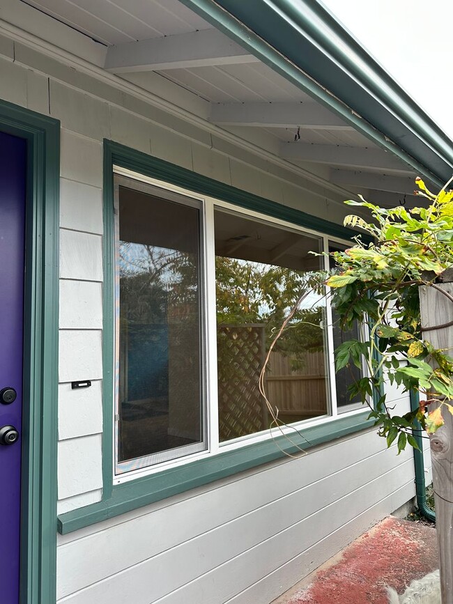 Building Photo - 2 Bedroom/ 1 Bath House in Eureka, Single car Garage with Washer & Dryer included!!