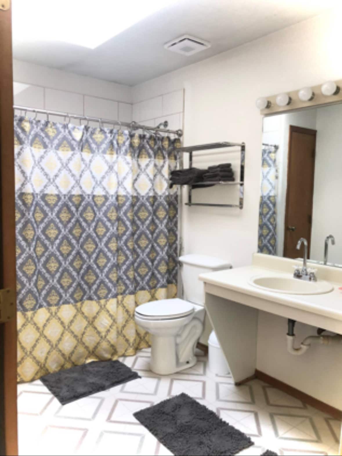private ensuite bathroom - 8659 Chancellor Dr