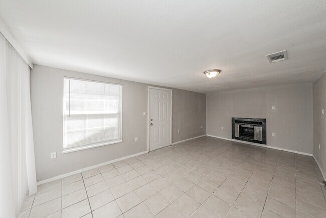 Building Photo - 2914 Scottsbluff Dr