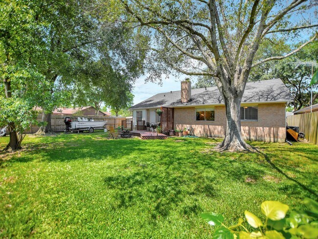 Building Photo - 21902 Meadowhill Dr