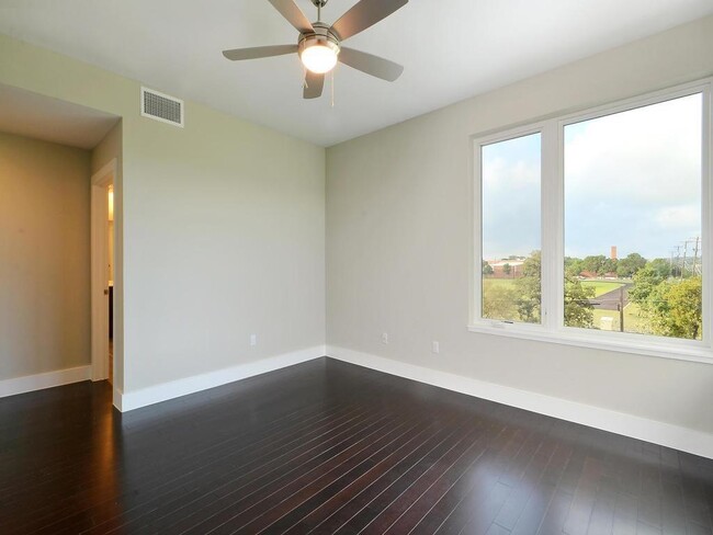 Building Photo - 2612 W 12th St