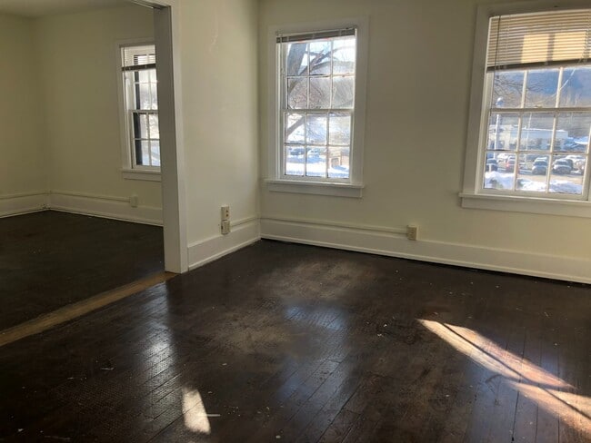 Building Photo - 3 BR Home Available Near Local Shopping