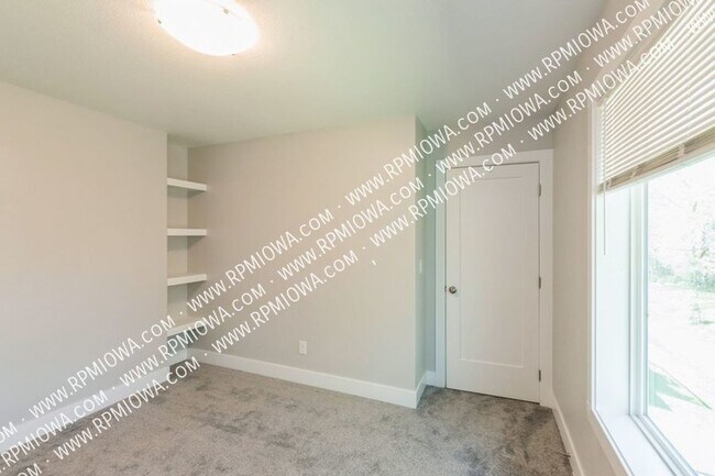 Building Photo - 10009 Powell Ave