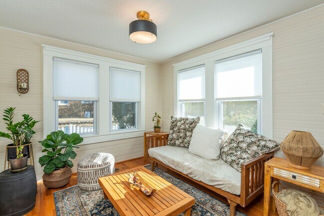 Building Photo - Charming Black Mountain Rental!