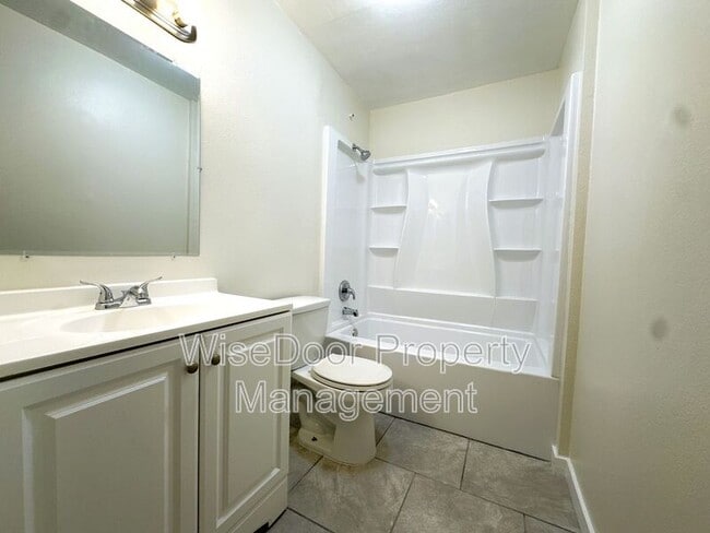 Building Photo - 450 E 4th St