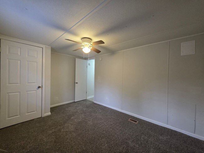 Building Photo - Newly Remodeled Trailer - Close to New River Air Station