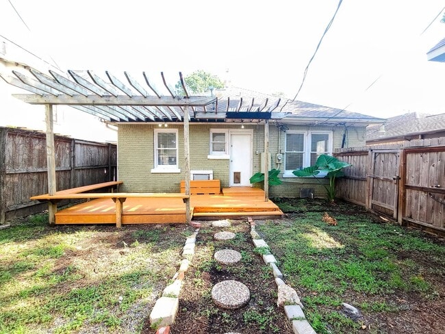 Building Photo - 2039 W Main St