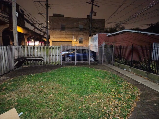 Building Photo - 1819 W Evergreen Ave