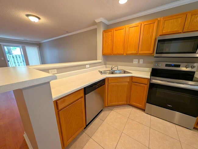 Building Photo - Charming, townhome located in the Bennington Place Community in Charlotte!