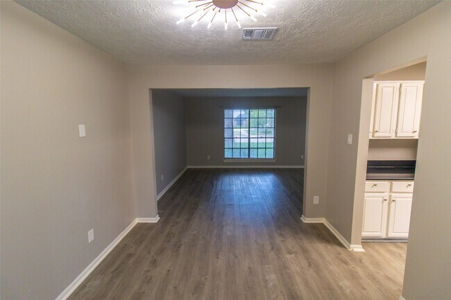 Building Photo - 3322 Whispering Way Dr