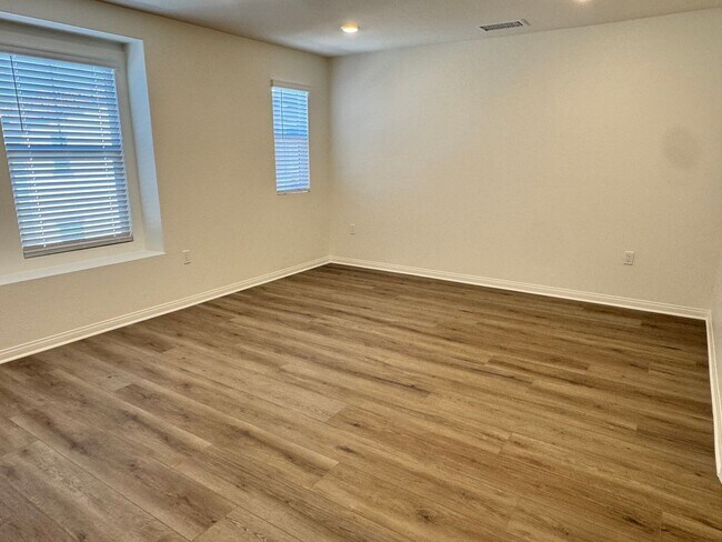 Building Photo - For Lease | Spacious 4-Bed + Den & Loft | ...