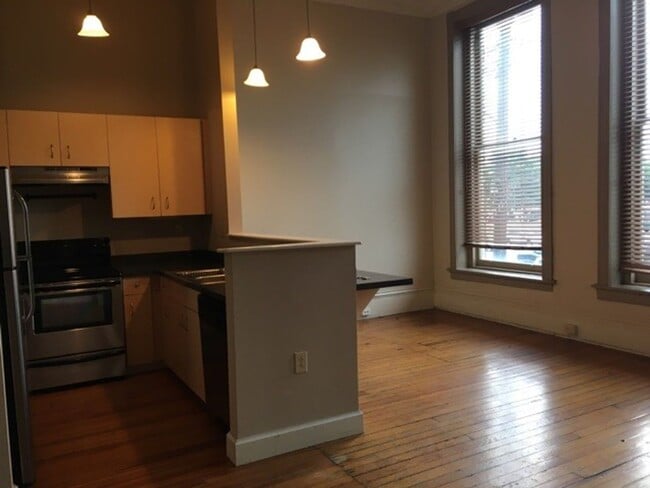 Interior Photo - 121 W Broad St