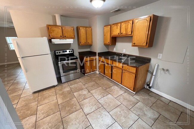 Building Photo - ZERO DEPOSIT SPECIAL!!! Updated 3 Bedroom/...