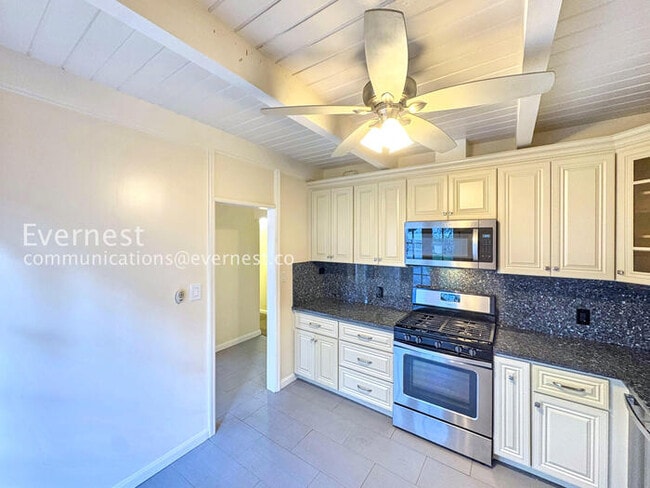 Building Photo - 537 Madison St