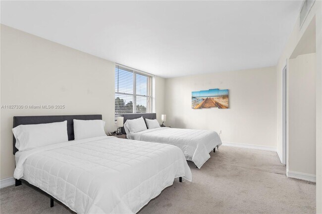 Building Photo - 9440 W Bay Harbor Dr