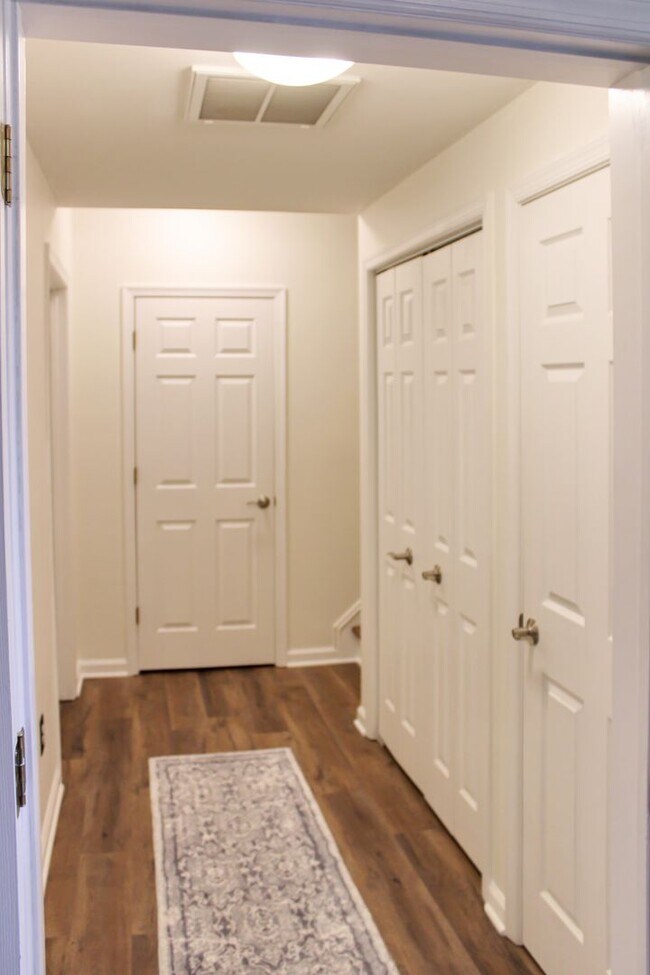 Building Photo - Fully furnished - single family