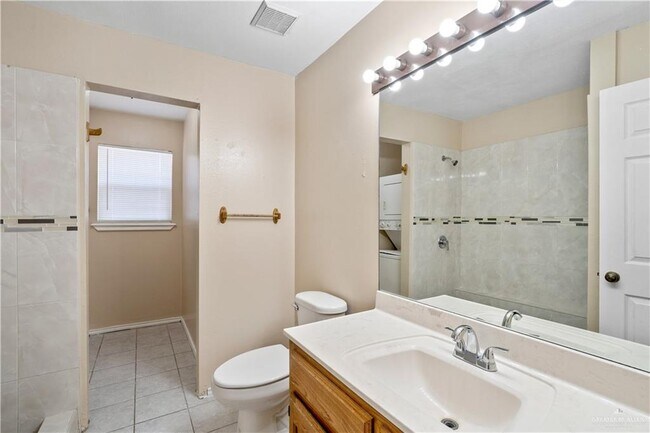 Building Photo - 16 Oasis Dr