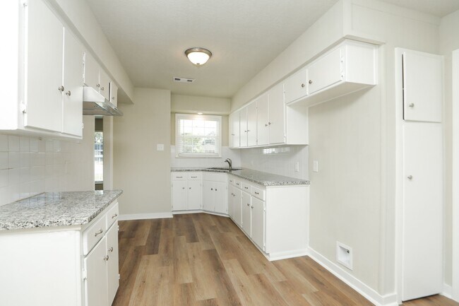 Building Photo - 631 Edgebrook Dr