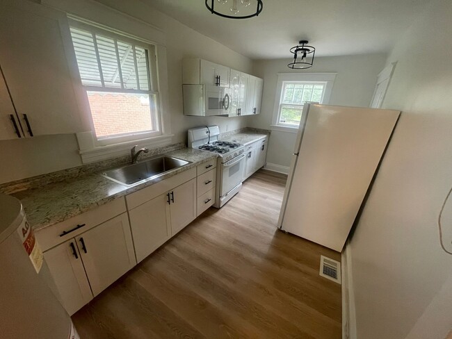 Building Photo - One Bedroom House for rent close to Rivermont shops and Randolph College.