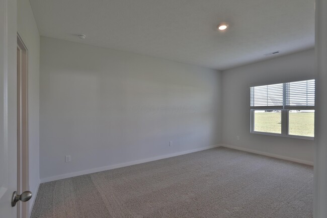 Building Photo - 738 Maria Dr
