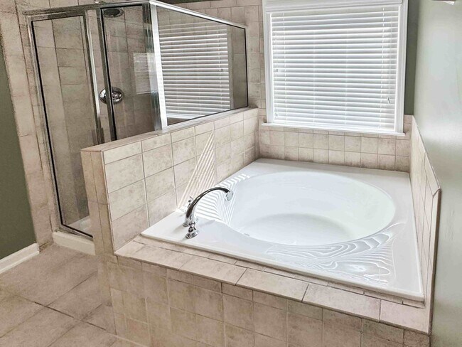 Building Photo - 6BR, 4BA, In-Law Suite