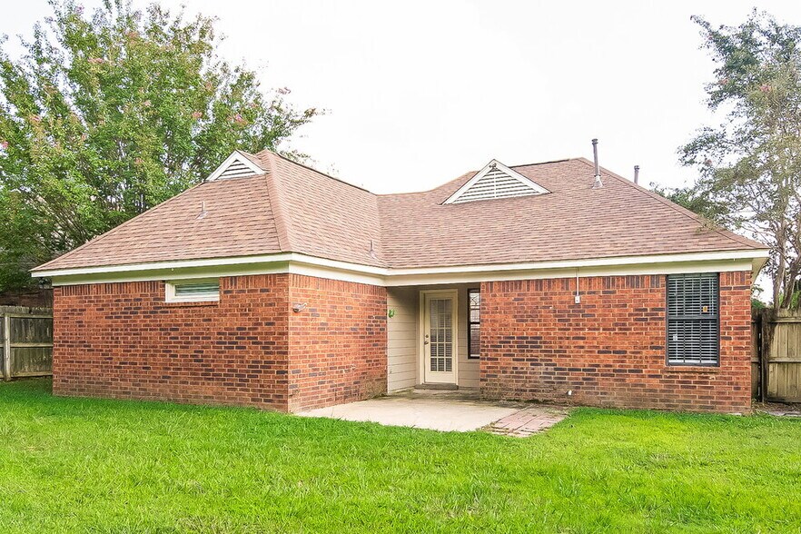 Building Photo - 10824 Ridgefield Dr