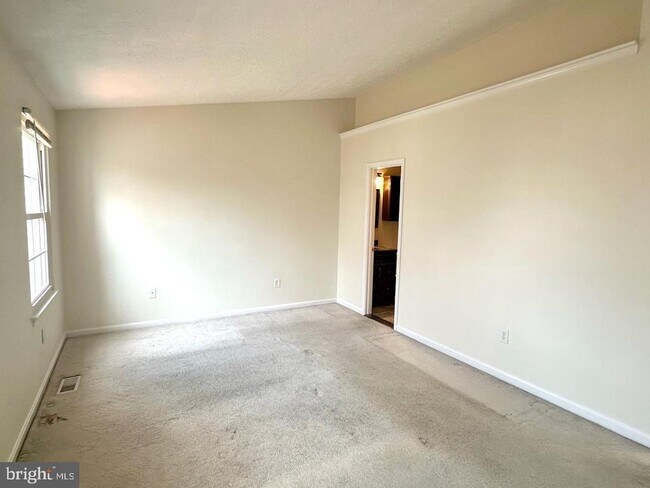 Building Photo - 898 Bayridge Dr