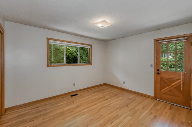 Building Photo - 6506 E Evergreen Blvd