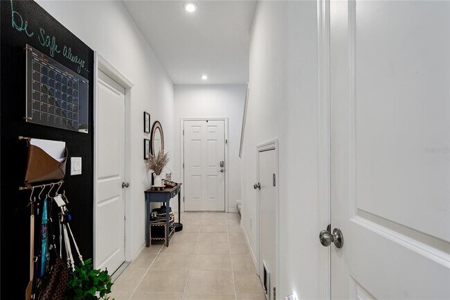 Building Photo - 10348 Oakside Dr