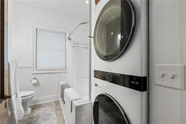 Building Photo - 663 Yorkshire Rd NE