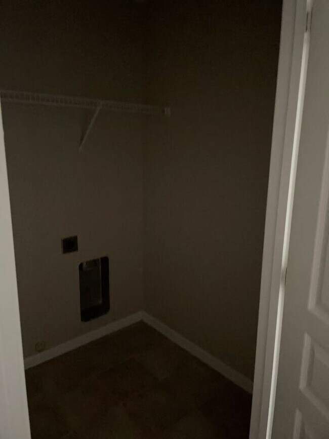 Building Photo - 4beds3bath House for rent