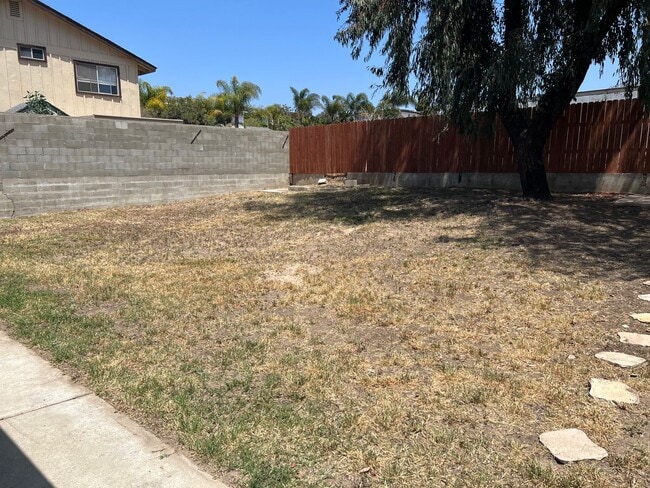 Building Photo - 2 Bedroom/1 Bath single story unit in duplex for rent in Encinitas!