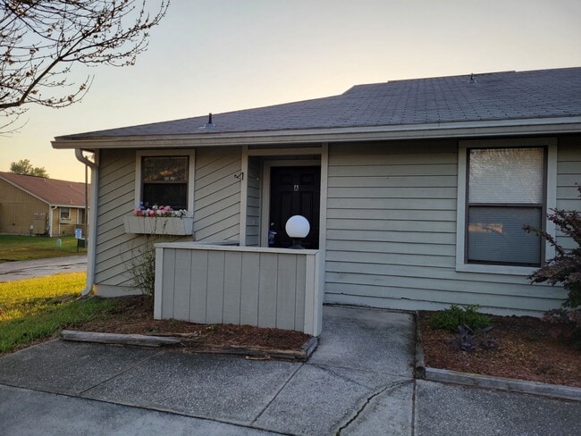 Primary Photo - $1195 - 2/2 -Jefferson Square - Updated Unit!
