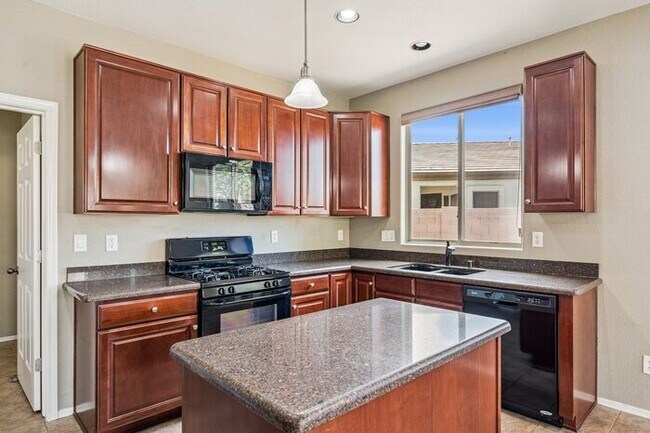 Building Photo - Beautiful 4 bedroom three bath home!