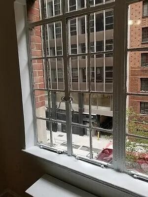 Building Photo - 304 E 41st St