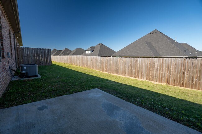 Building Photo - Charming 3-bedroom, 2-bathroom home located in the beautiful Pea Ridge, AR