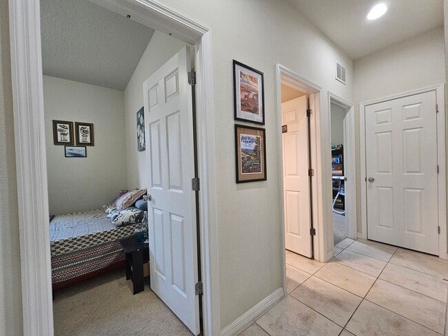 Building Photo - Beautiful 3-Bedroom + Flex Space in gated ...