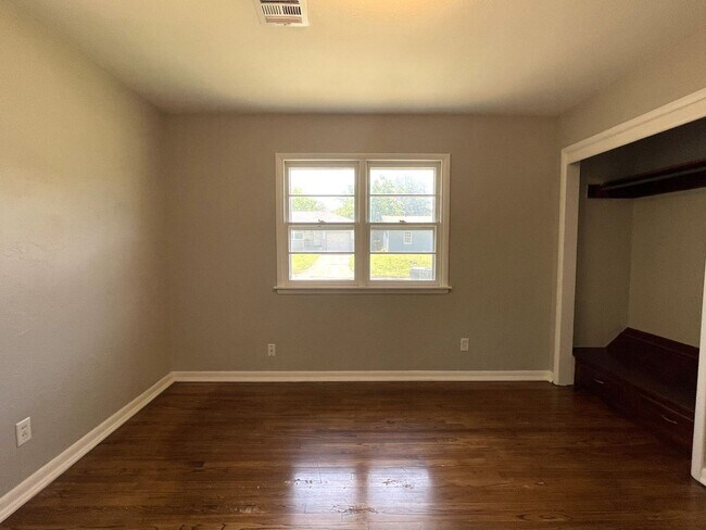 Building Photo - Beautiful Home with Granite and Hardwood!-...