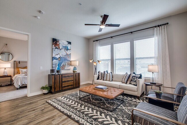Building Photo - Stylish 1 Bed in Spring — Modern Comfort i...